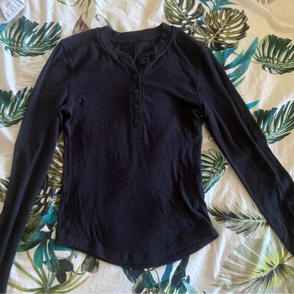 Lululemon Henley worn once - Picture 2 of 3